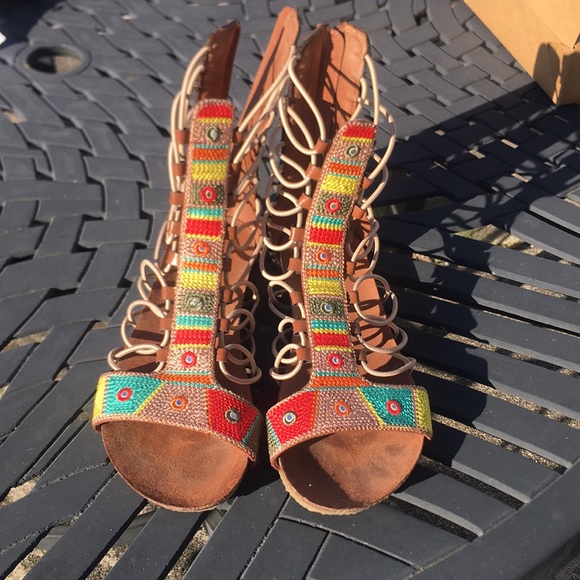 Cute pair of gladiator sandals - Picture 1 of 6